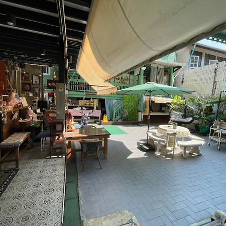 Green Teak House Bangkok Bagian luar foto
