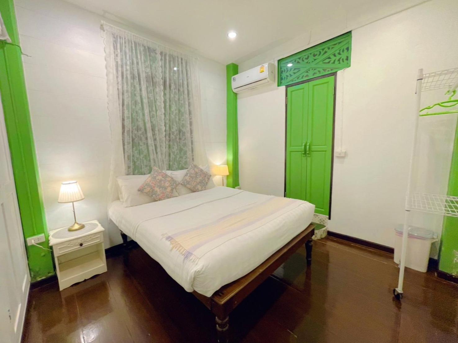 Green Teak House Bangkok Bagian luar foto