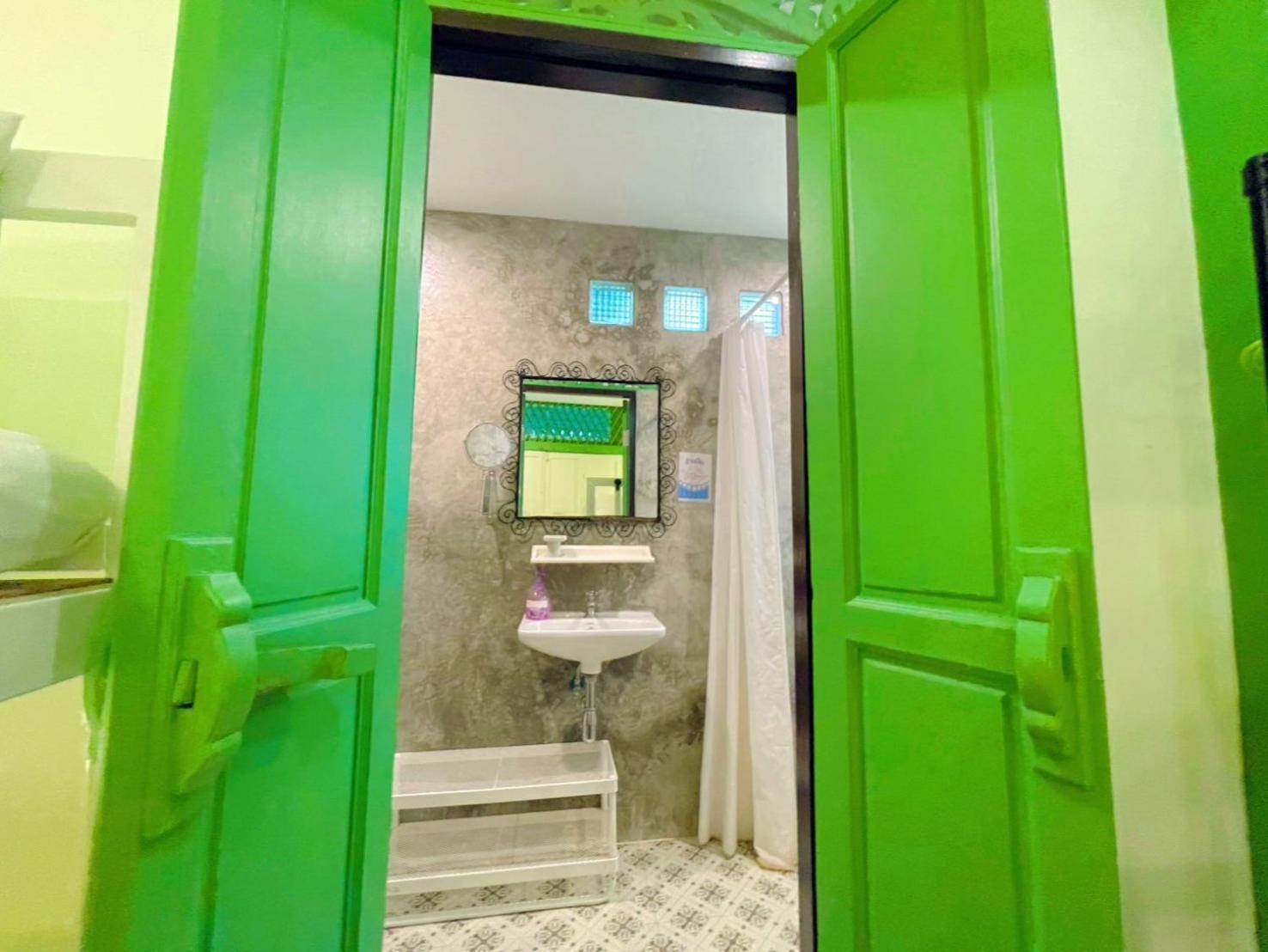 Green Teak House Bangkok Bagian luar foto