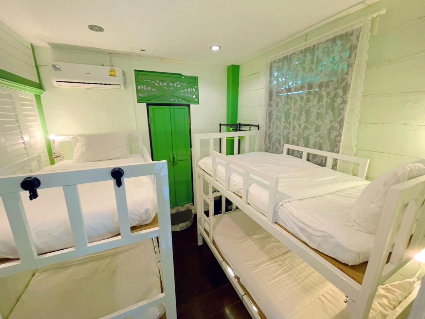 Green Teak House Bangkok Bagian luar foto