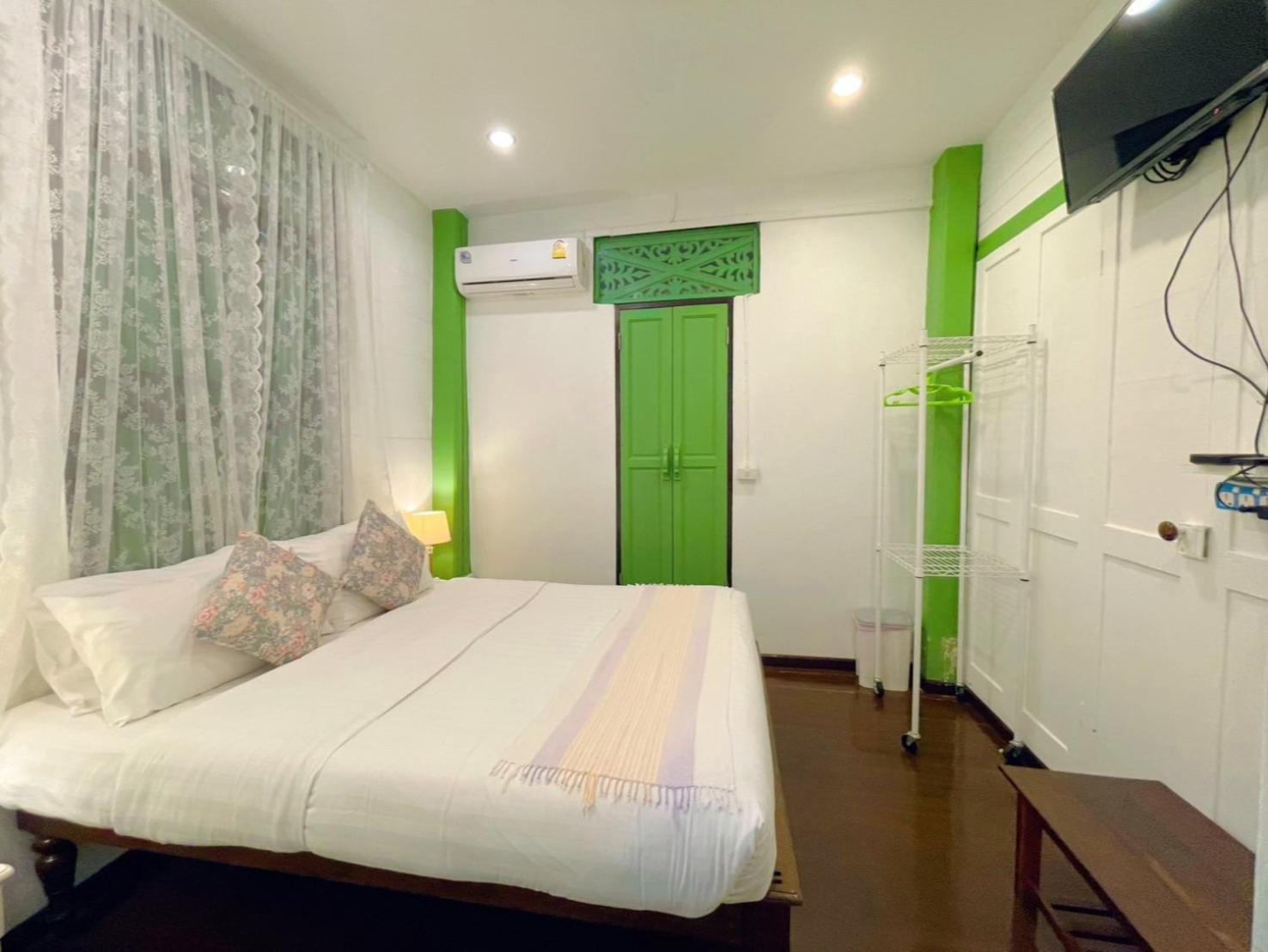 Green Teak House Bangkok Bagian luar foto