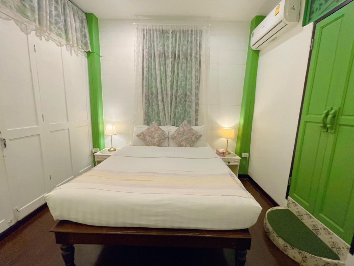 Green Teak House Bangkok Bagian luar foto