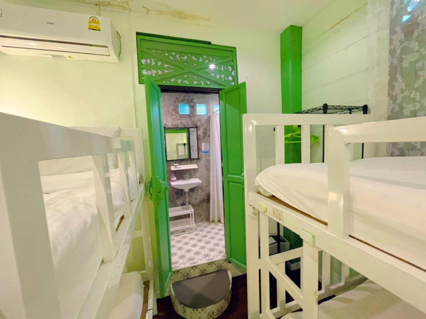 Green Teak House Bangkok Bagian luar foto