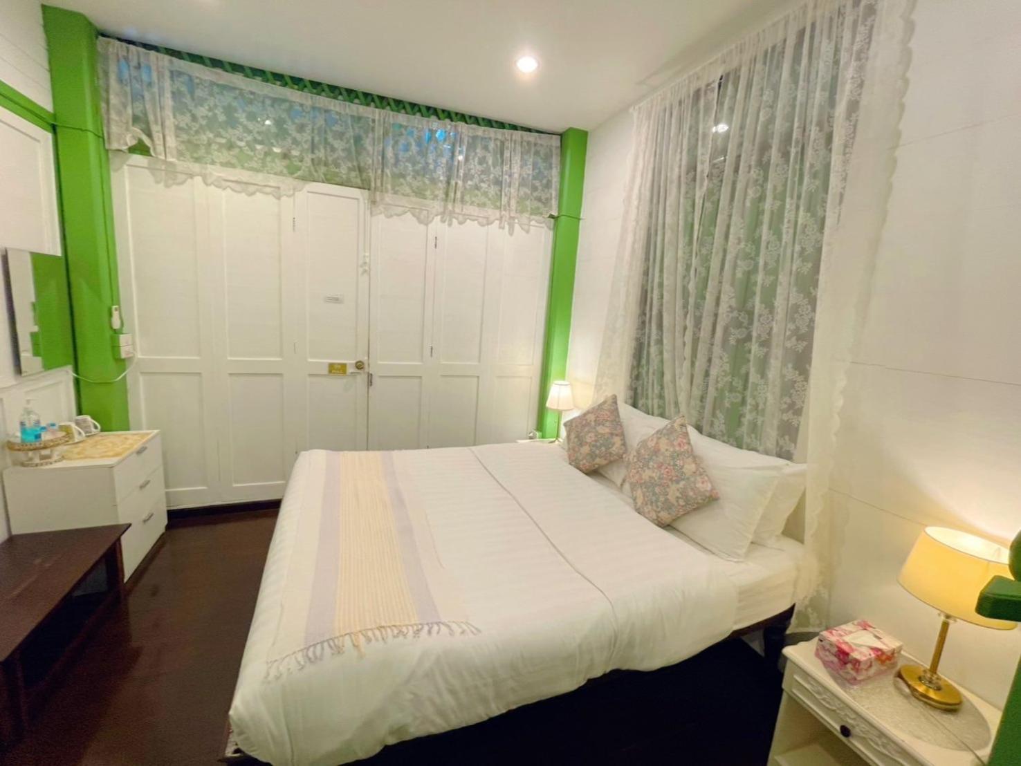 Green Teak House Bangkok Bagian luar foto