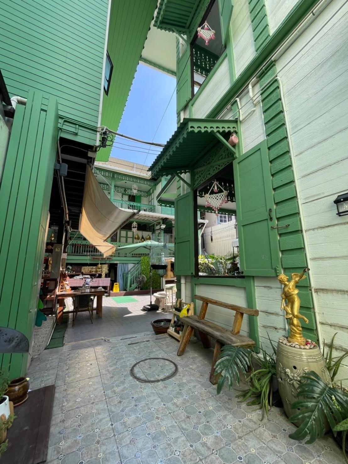 Green Teak House Bangkok Bagian luar foto