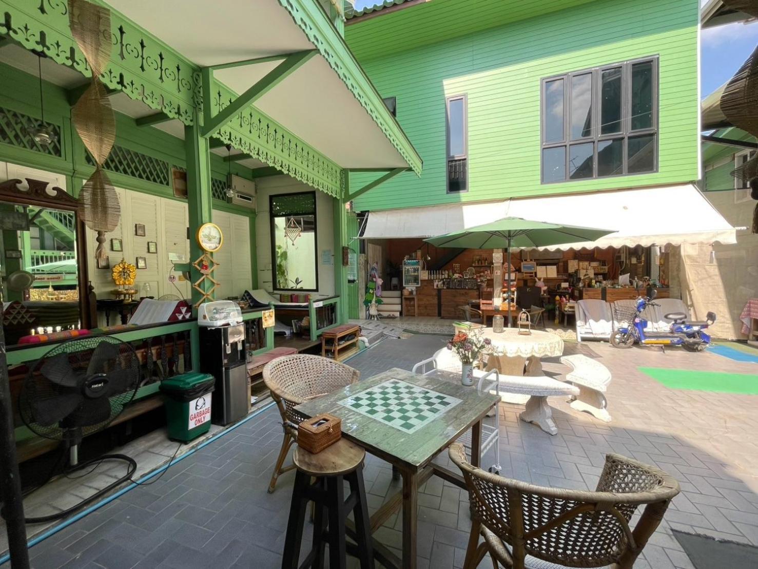 Green Teak House Bangkok Bagian luar foto