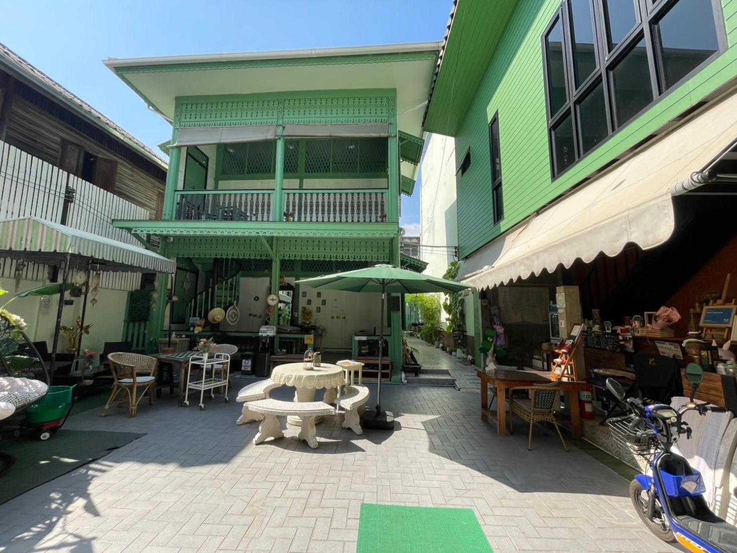 Green Teak House Bangkok Bagian luar foto
