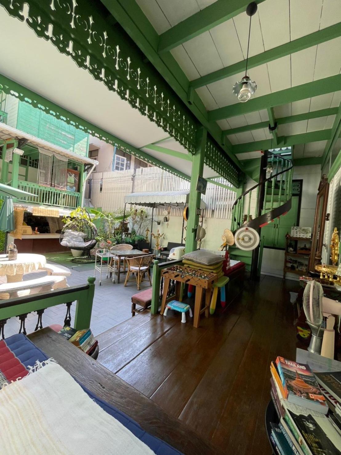 Green Teak House Bangkok Bagian luar foto