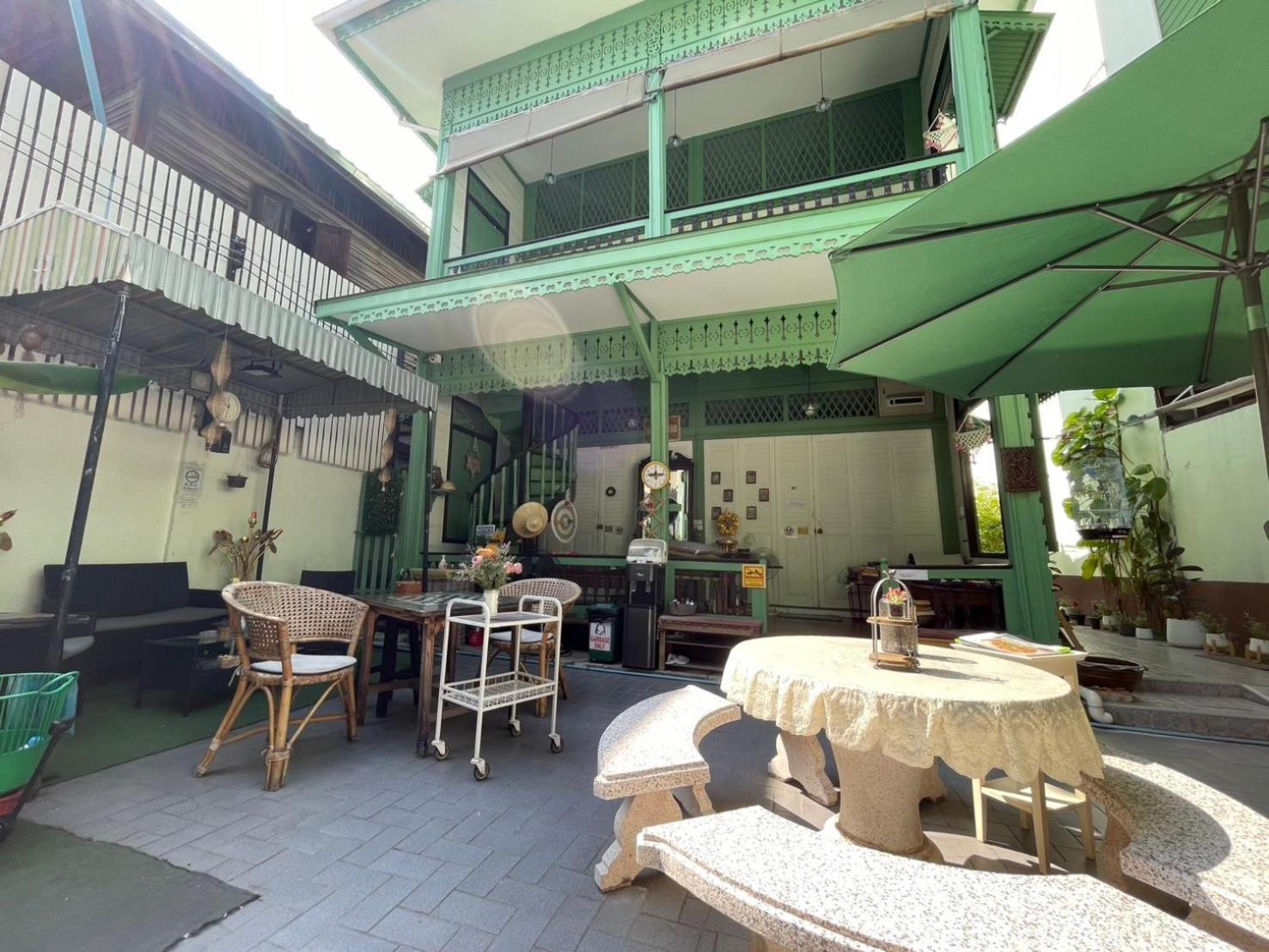 Green Teak House Bangkok Bagian luar foto