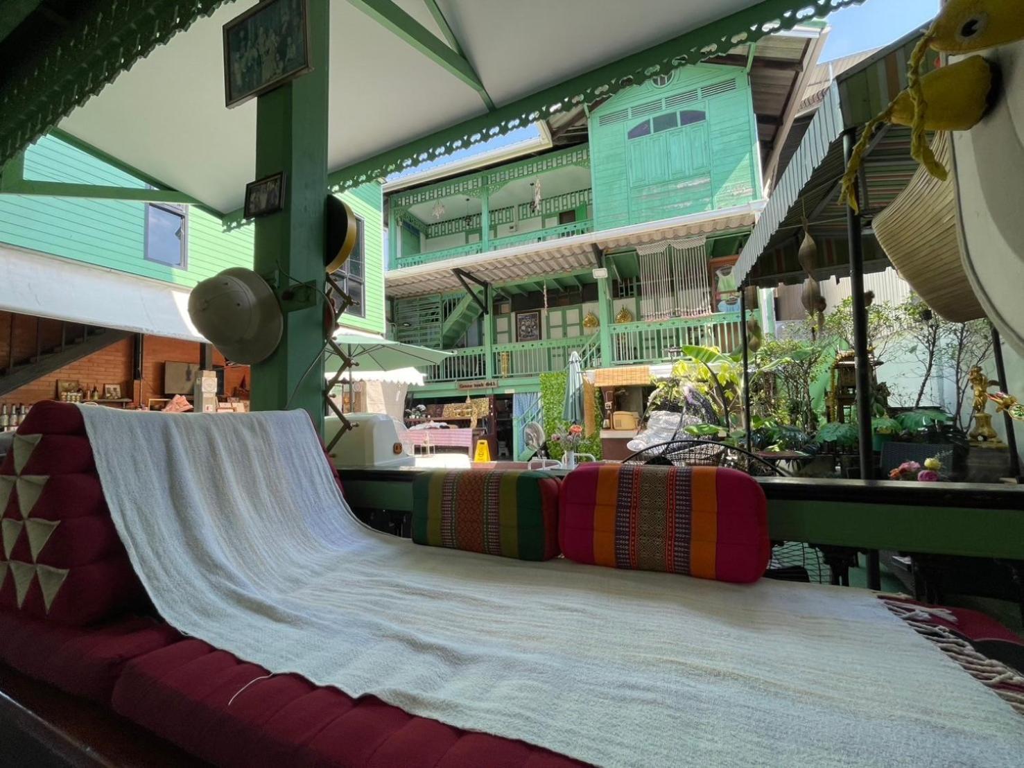 Green Teak House Bangkok Bagian luar foto