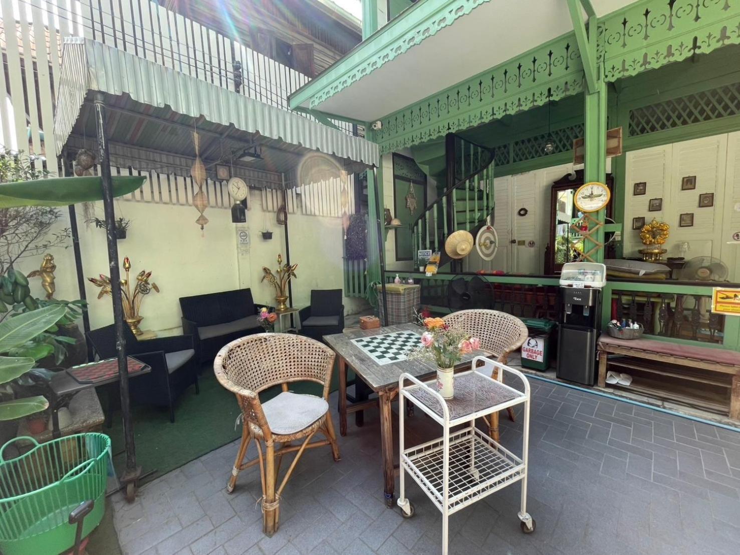 Green Teak House Bangkok Bagian luar foto