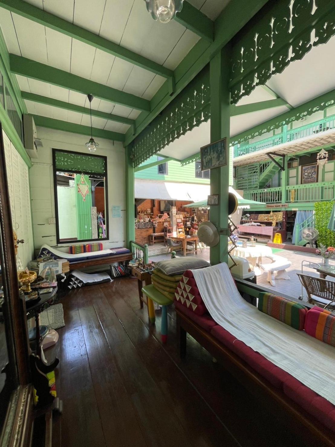 Green Teak House Bangkok Bagian luar foto