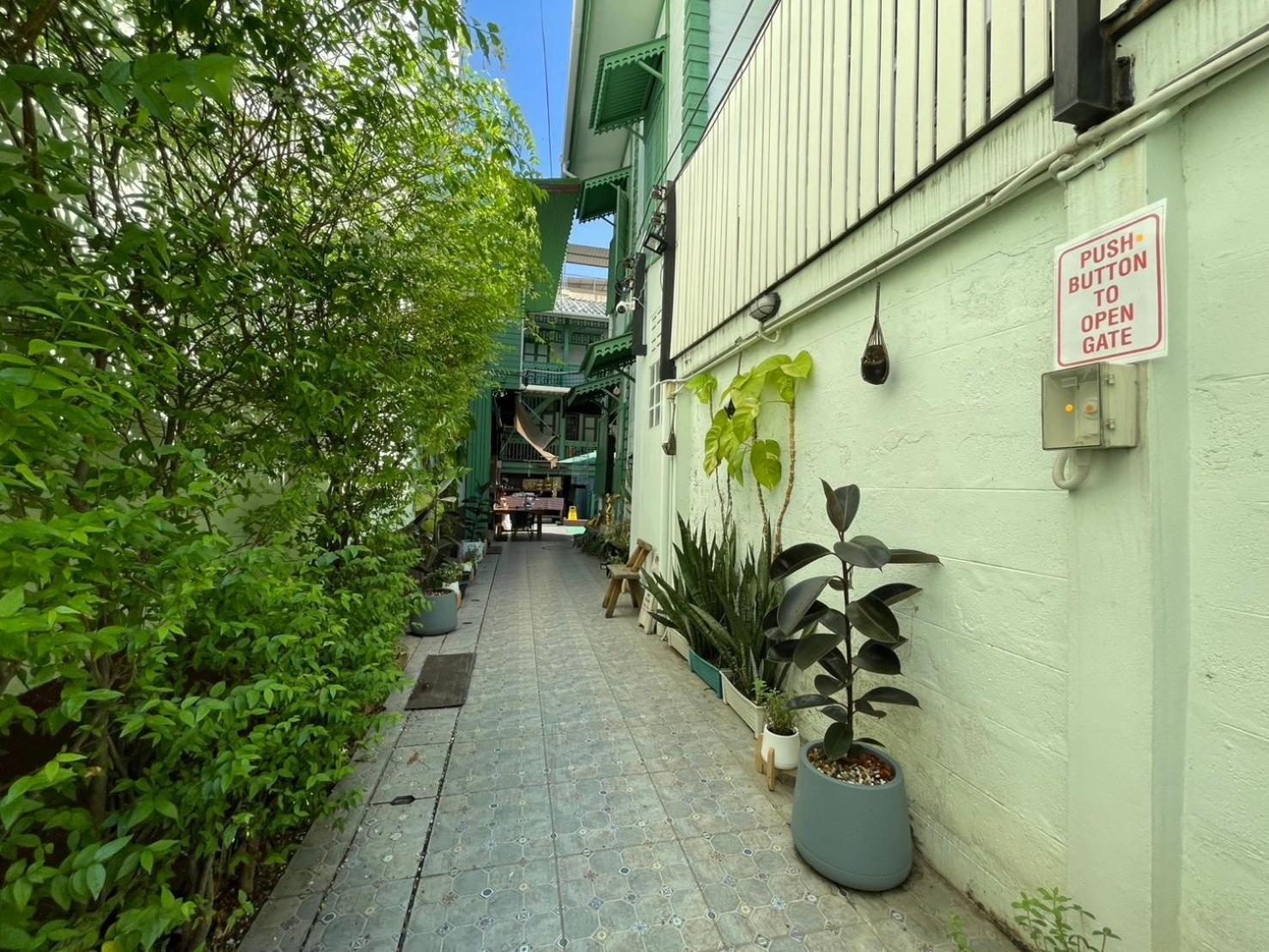 Green Teak House Bangkok Bagian luar foto