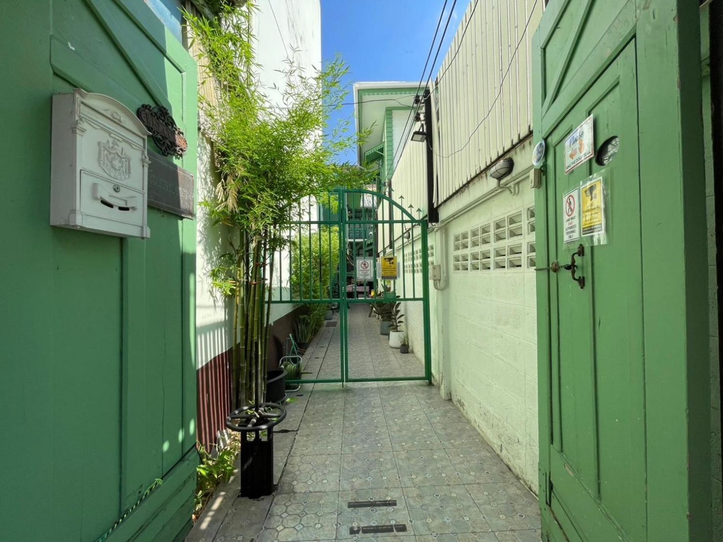 Green Teak House Bangkok Bagian luar foto