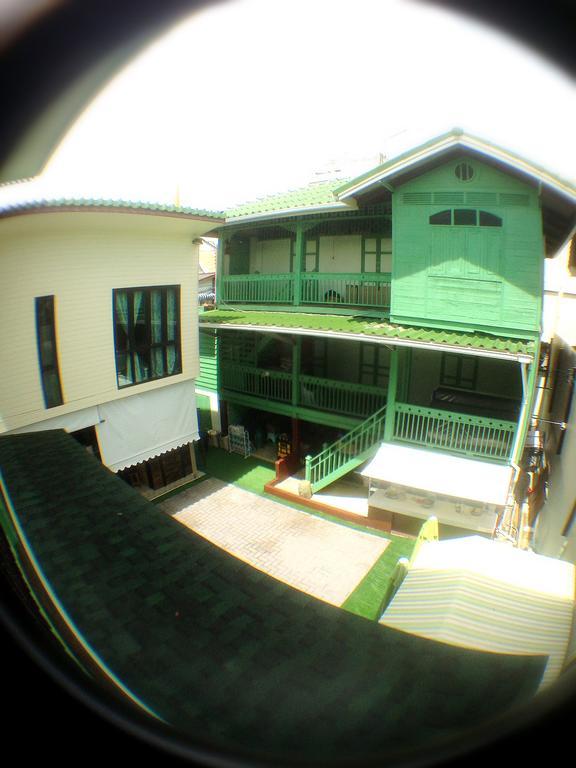 Green Teak House Bangkok Bagian luar foto
