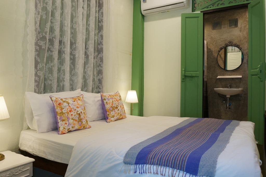 Green Teak House Bangkok Bagian luar foto