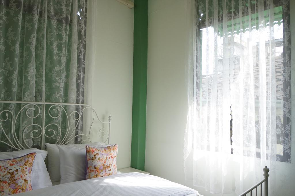 Green Teak House Bangkok Bagian luar foto