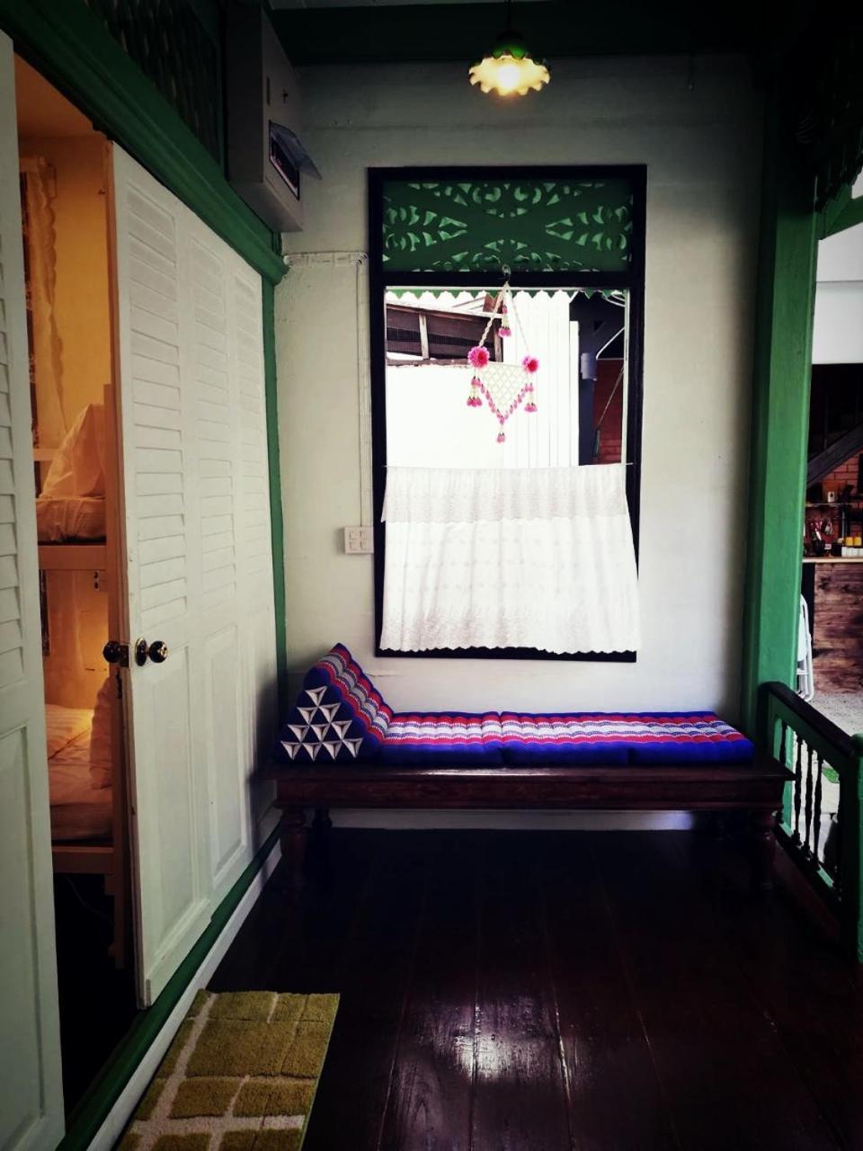 Green Teak House Bangkok Bagian luar foto