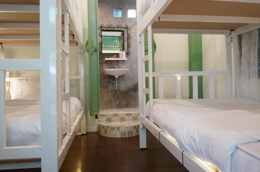 Green Teak House Bangkok Bagian luar foto